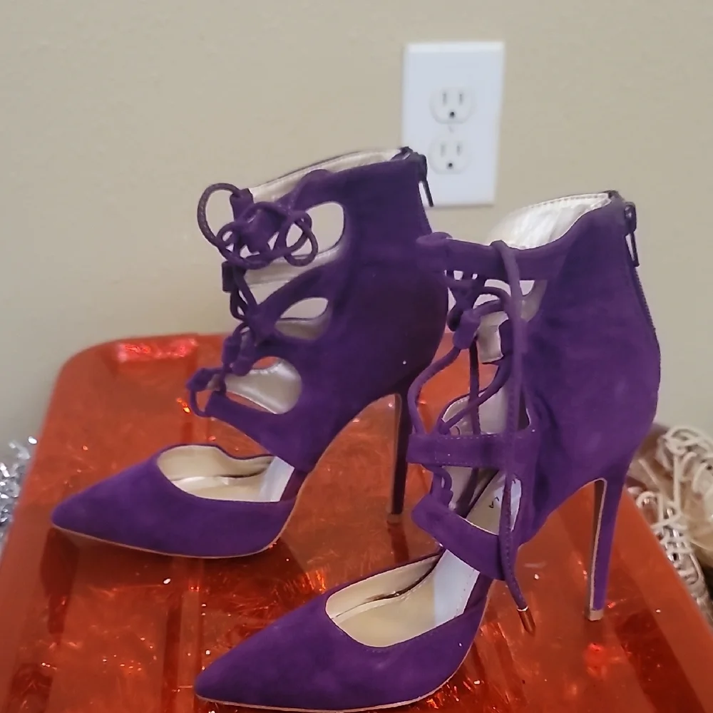 Unique Point Toe Heels - Picture 4 of 8